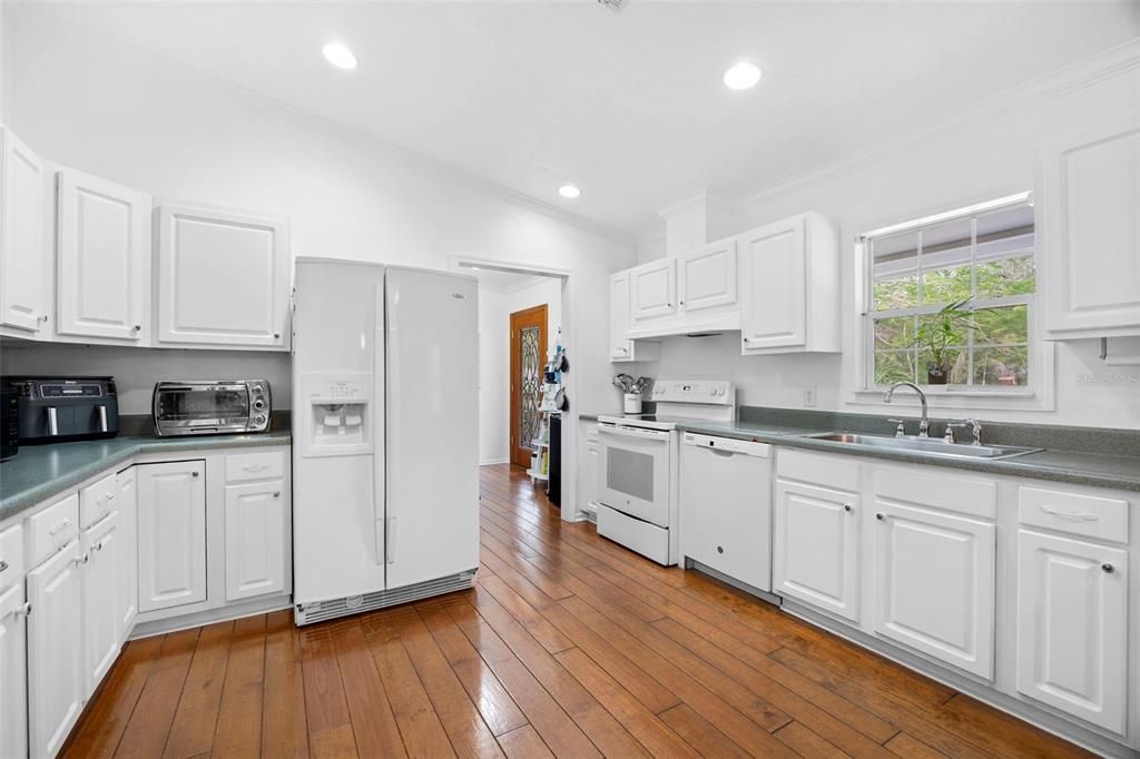 For Sale: $464,999 (4 beds, 2 baths, 1904 Square Feet)