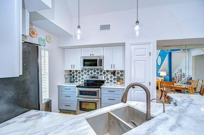 Active With Contract: $265,000 (3 beds, 2 baths, 1578 Square Feet)