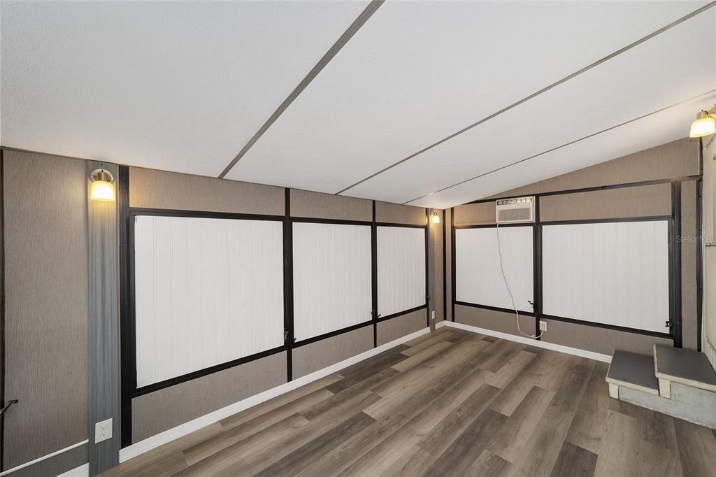 For Sale: $105,000 (2 beds, 2 baths, 684 Square Feet)