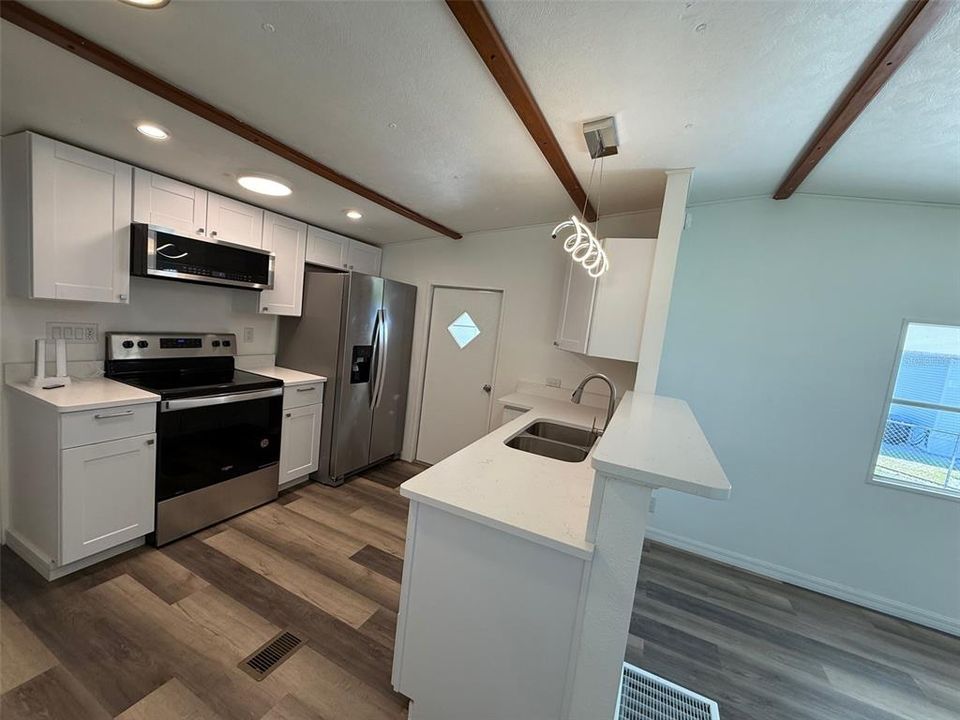 For Sale: $105,000 (2 beds, 2 baths, 684 Square Feet)