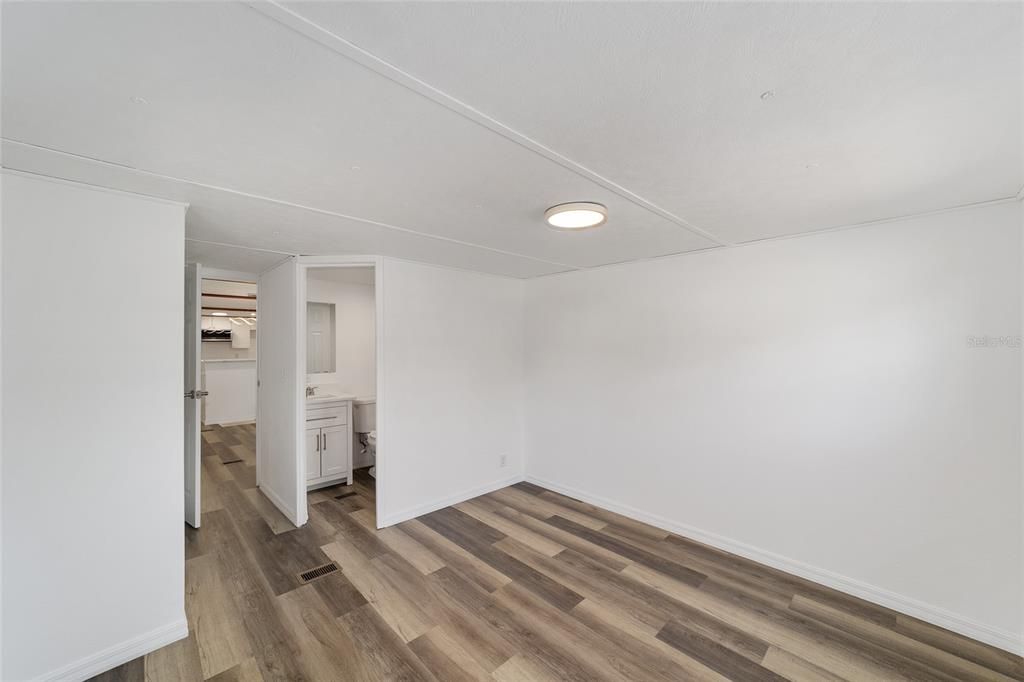 For Sale: $105,000 (2 beds, 2 baths, 684 Square Feet)