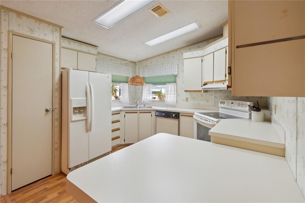 For Sale: $89,000 (2 beds, 2 baths, 1274 Square Feet)