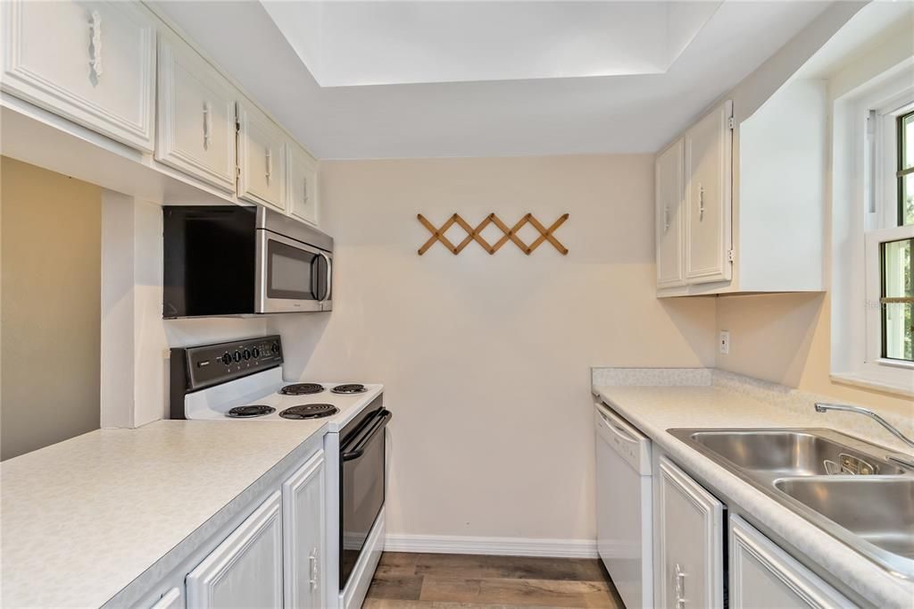 For Sale: $170,000 (2 beds, 2 baths, 967 Square Feet)