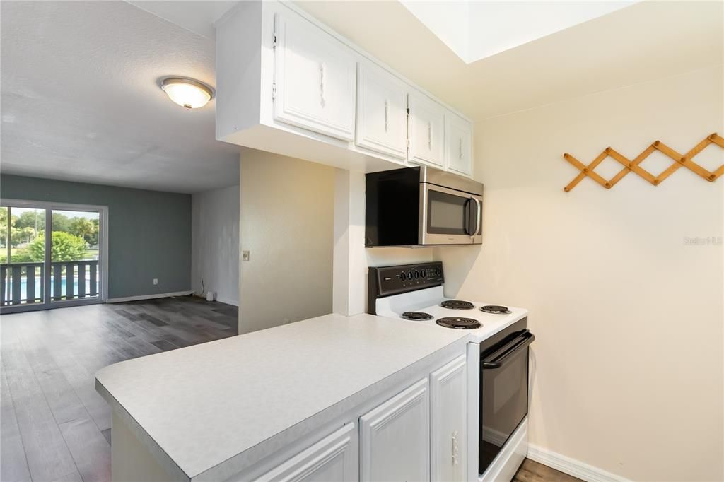 For Sale: $170,000 (2 beds, 2 baths, 967 Square Feet)