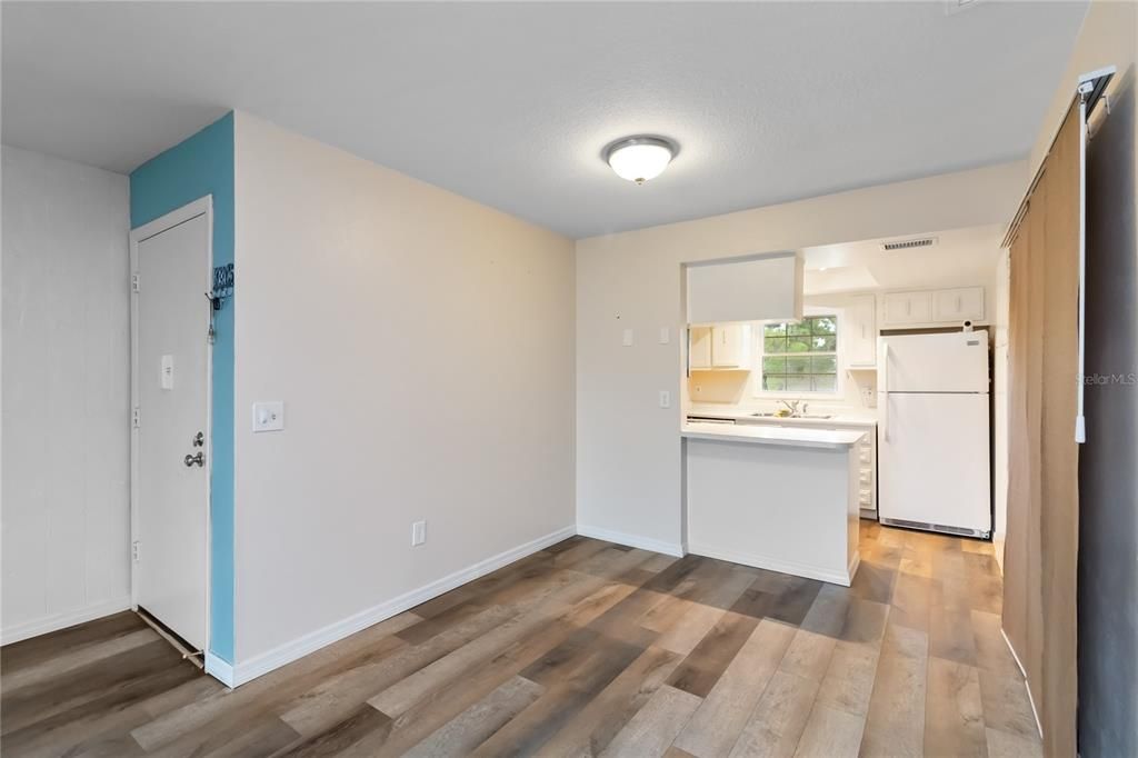 For Sale: $170,000 (2 beds, 2 baths, 967 Square Feet)