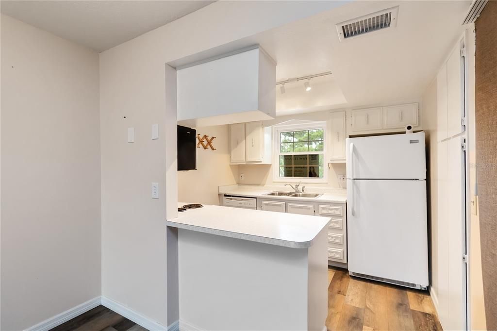 For Sale: $170,000 (2 beds, 2 baths, 967 Square Feet)