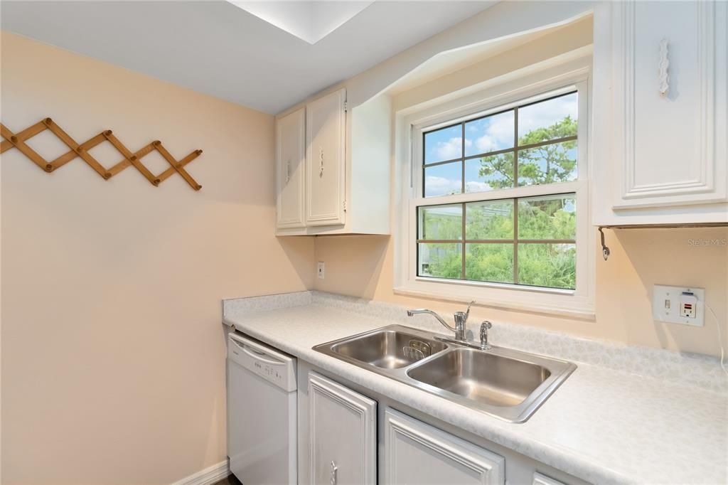 For Sale: $170,000 (2 beds, 2 baths, 967 Square Feet)