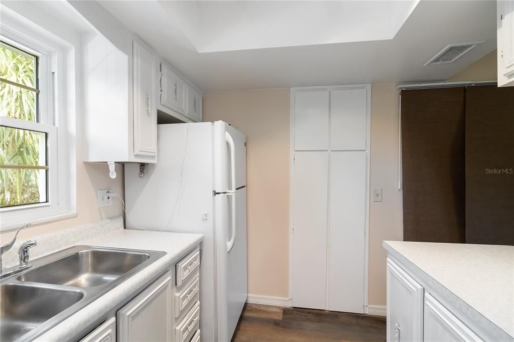 For Sale: $170,000 (2 beds, 2 baths, 967 Square Feet)