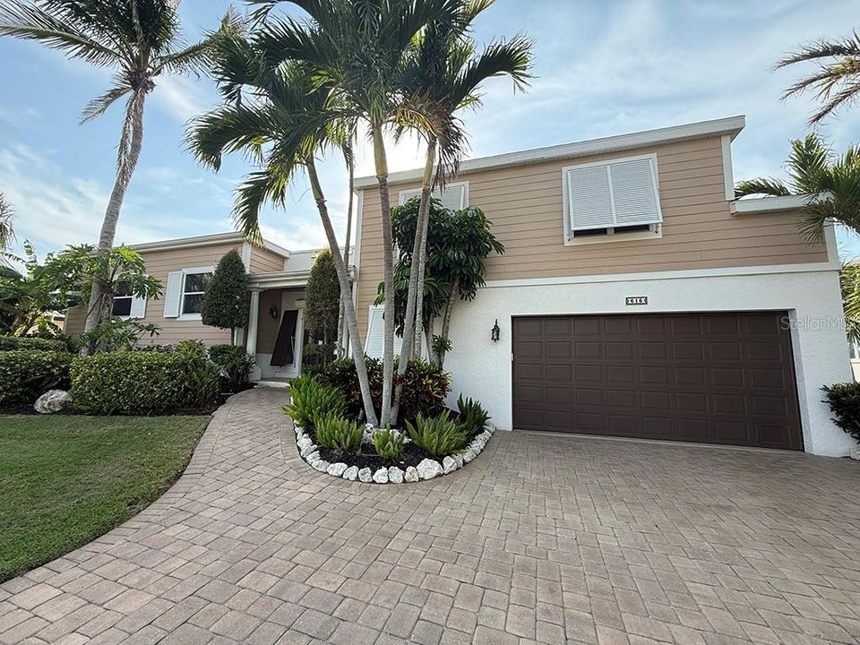 Recently Sold: $2,200,000 (3 beds, 2 baths, 2971 Square Feet)
