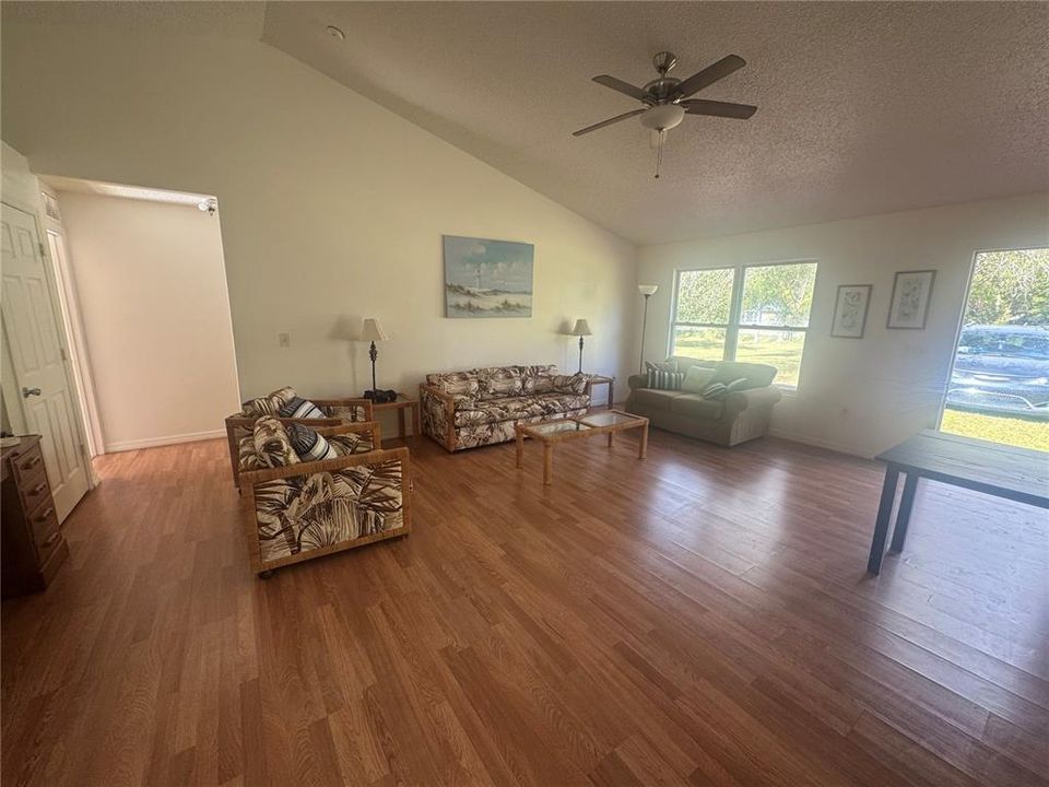 For Sale: $450,000 (5 beds, 2 baths, 1881 Square Feet)