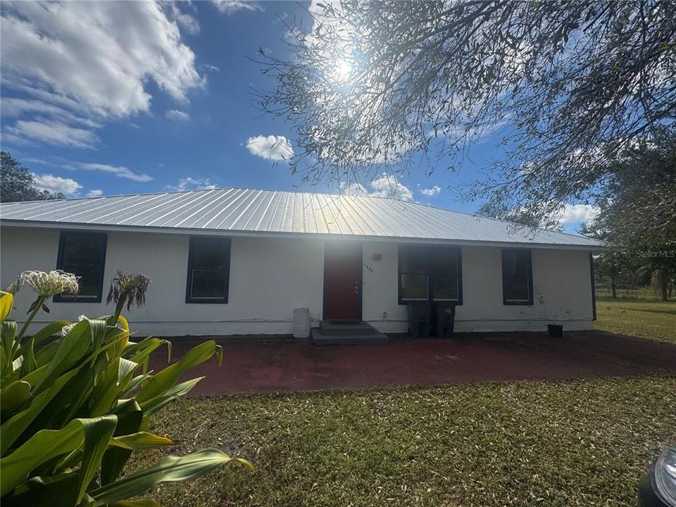 For Sale: $450,000 (5 beds, 2 baths, 1881 Square Feet)