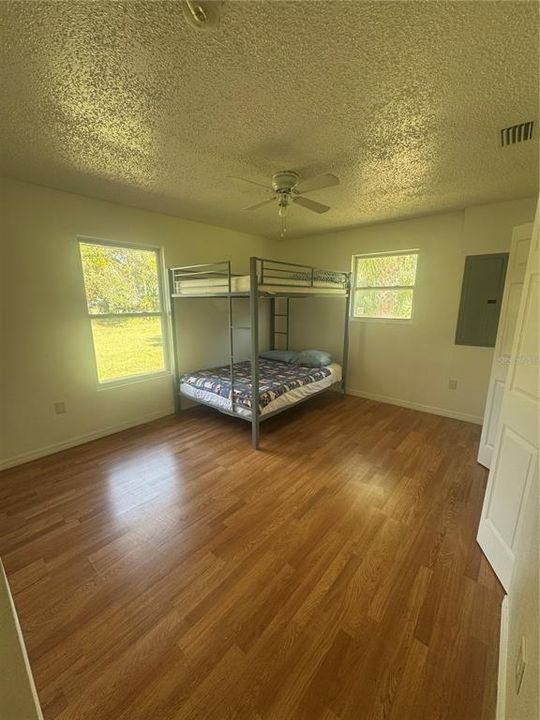 For Sale: $450,000 (5 beds, 2 baths, 1881 Square Feet)