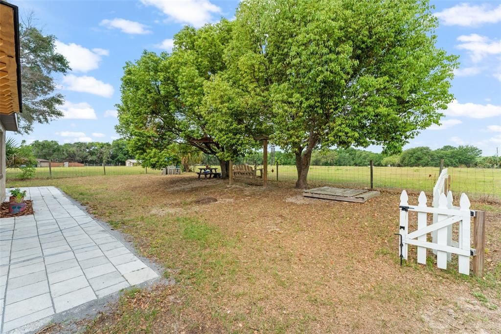 For Sale: $315,000 (3 beds, 2 baths, 1352 Square Feet)