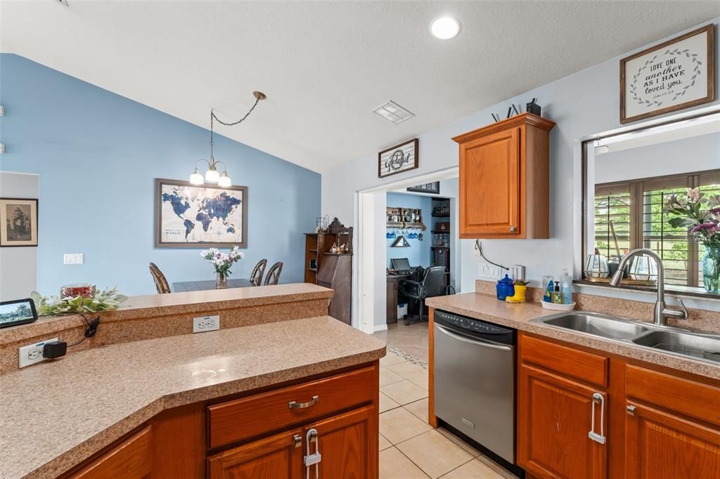 For Sale: $315,000 (3 beds, 2 baths, 1352 Square Feet)