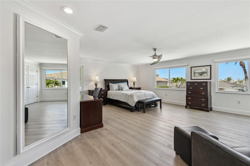 На продажу: $2,599,000 (5 спален, 5 ванн, 3793 Квадратных фут)