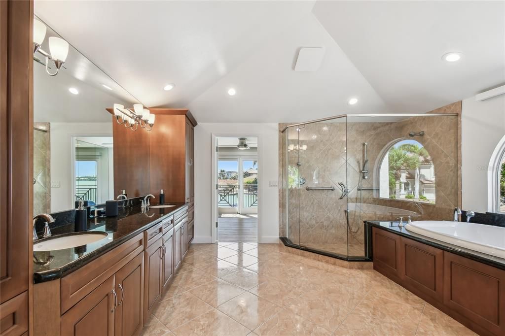 На продажу: $2,599,000 (5 спален, 5 ванн, 3793 Квадратных фут)