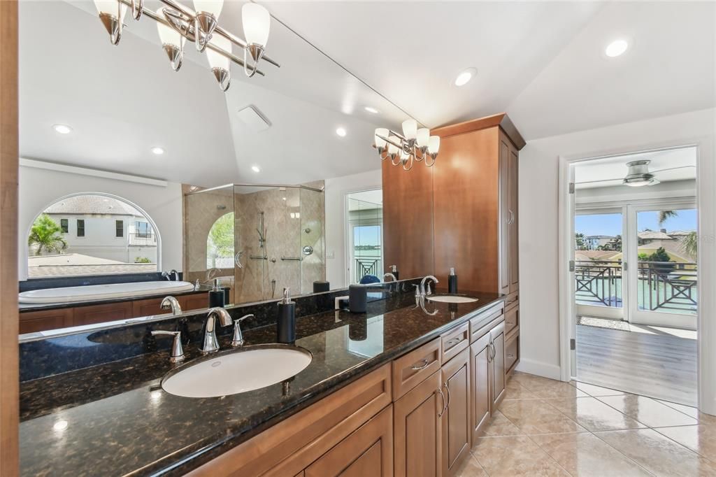 На продажу: $2,599,000 (5 спален, 5 ванн, 3793 Квадратных фут)