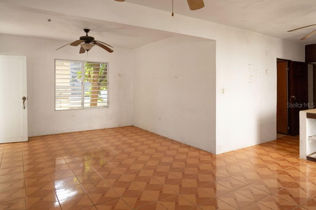 For Sale: $280,000 (3 beds, 3 baths, 1100 Square Feet)