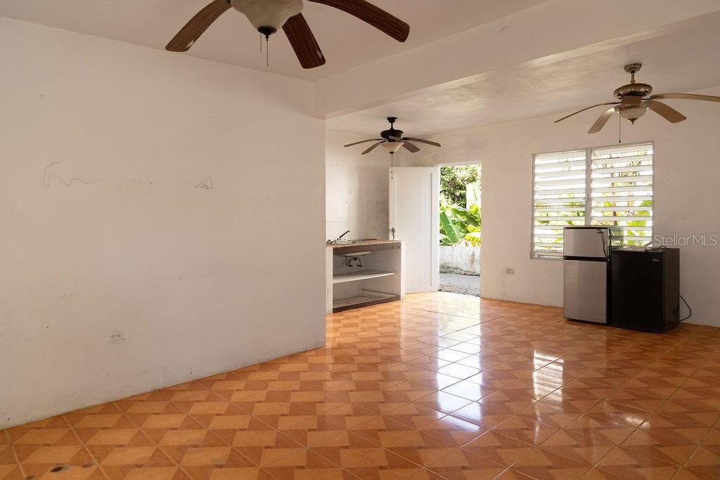 For Sale: $280,000 (3 beds, 3 baths, 1100 Square Feet)