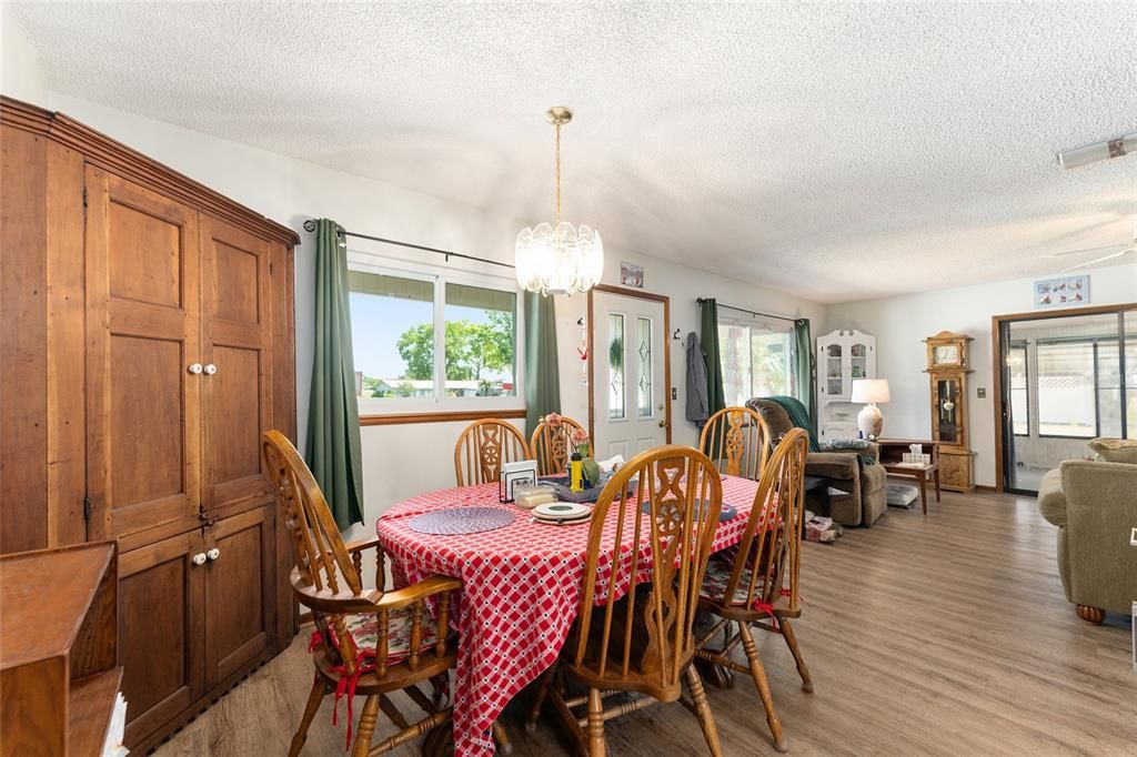 For Sale: $179,900 (2 beds, 2 baths, 1144 Square Feet)