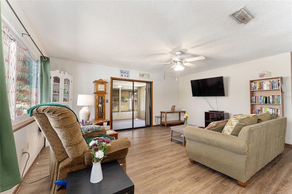 For Sale: $179,900 (2 beds, 2 baths, 1144 Square Feet)