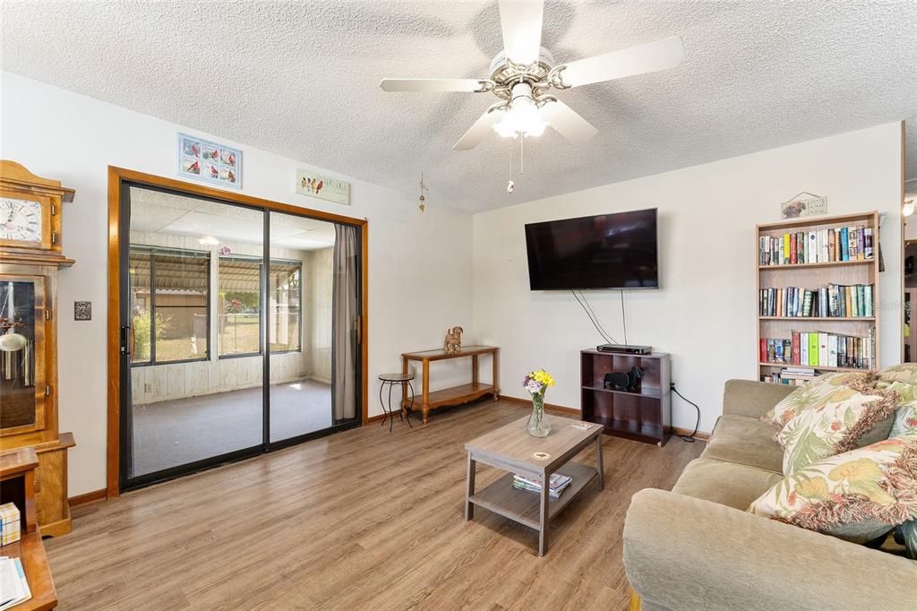 For Sale: $179,900 (2 beds, 2 baths, 1144 Square Feet)