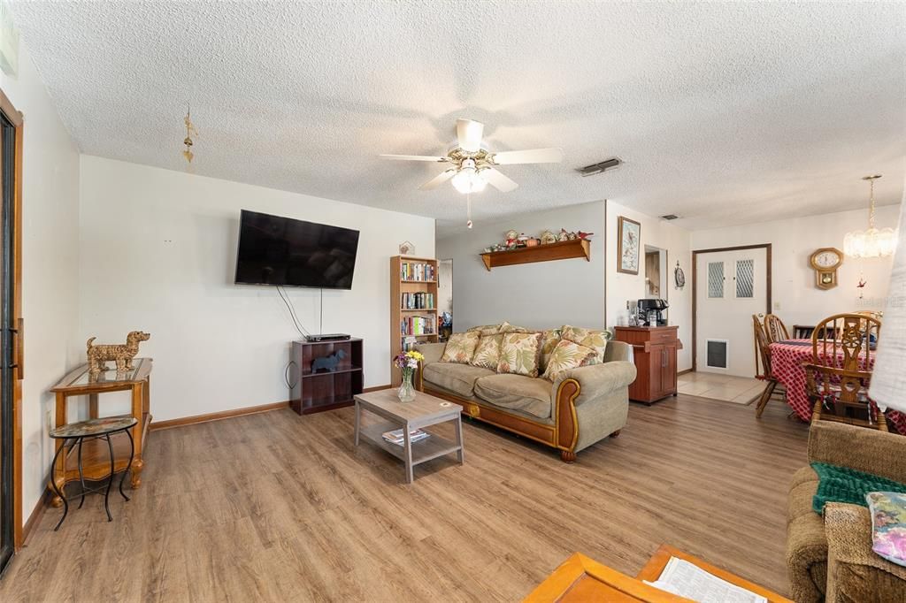 For Sale: $179,900 (2 beds, 2 baths, 1144 Square Feet)