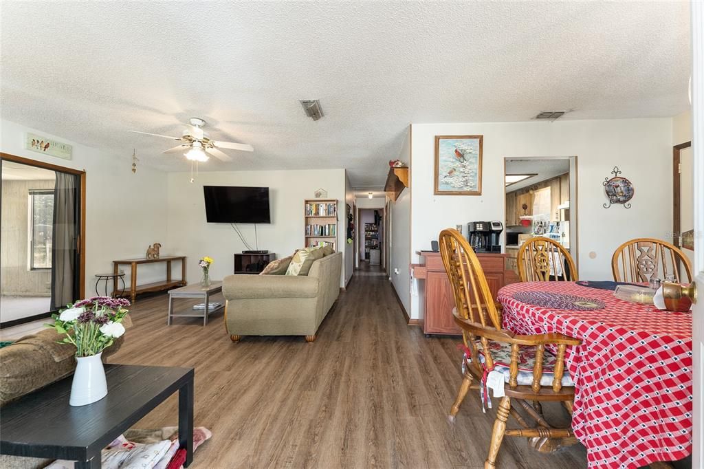 For Sale: $179,900 (2 beds, 2 baths, 1144 Square Feet)