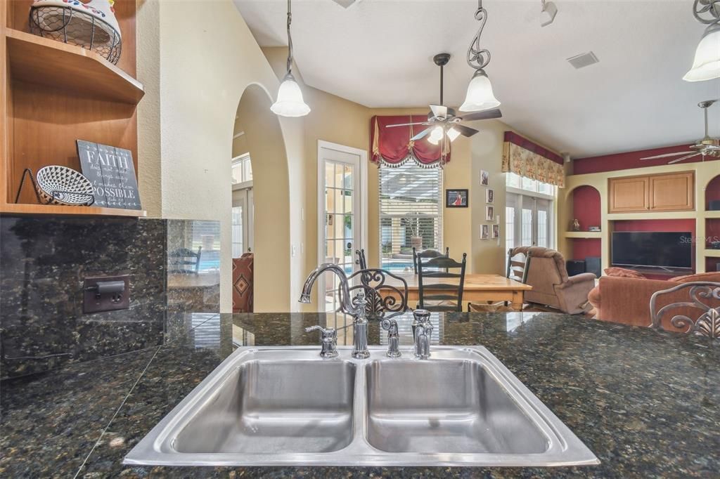 Activo con contrato: $499,900 (4 camas, 3 baños, 2474 Pies cuadrados)