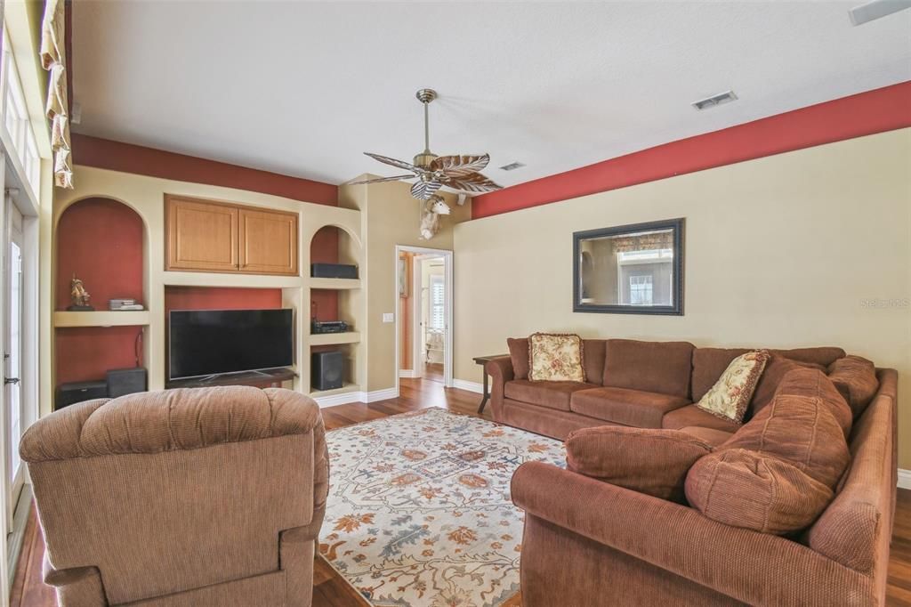 Activo con contrato: $499,900 (4 camas, 3 baños, 2474 Pies cuadrados)