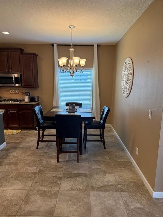 Под контрактом: $675,000 (4 спален, 3 ванн, 2528 Квадратных фут)