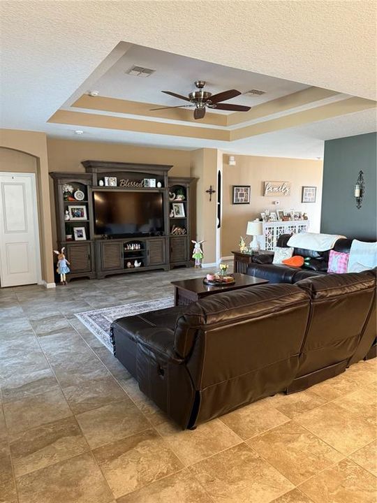 Под контрактом: $675,000 (4 спален, 3 ванн, 2528 Квадратных фут)