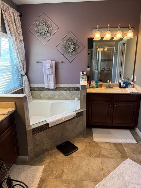 Под контрактом: $675,000 (4 спален, 3 ванн, 2528 Квадратных фут)