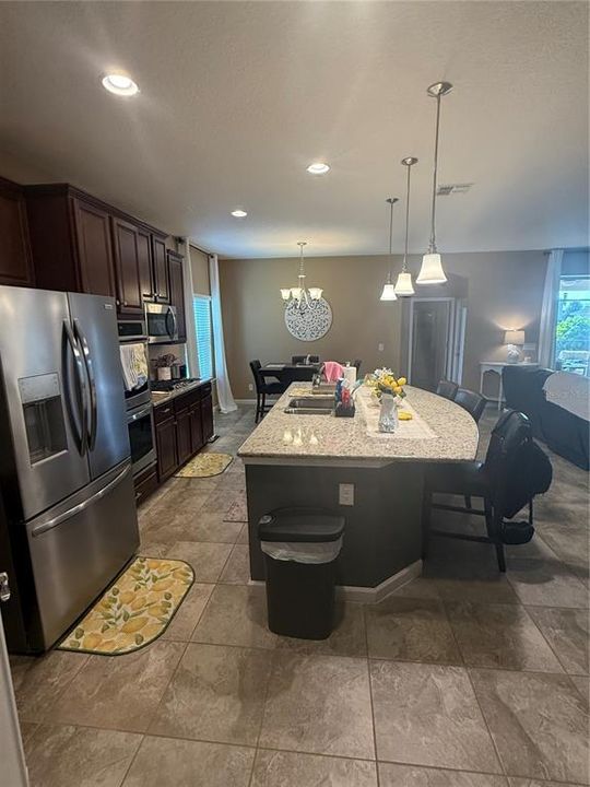 Под контрактом: $675,000 (4 спален, 3 ванн, 2528 Квадратных фут)