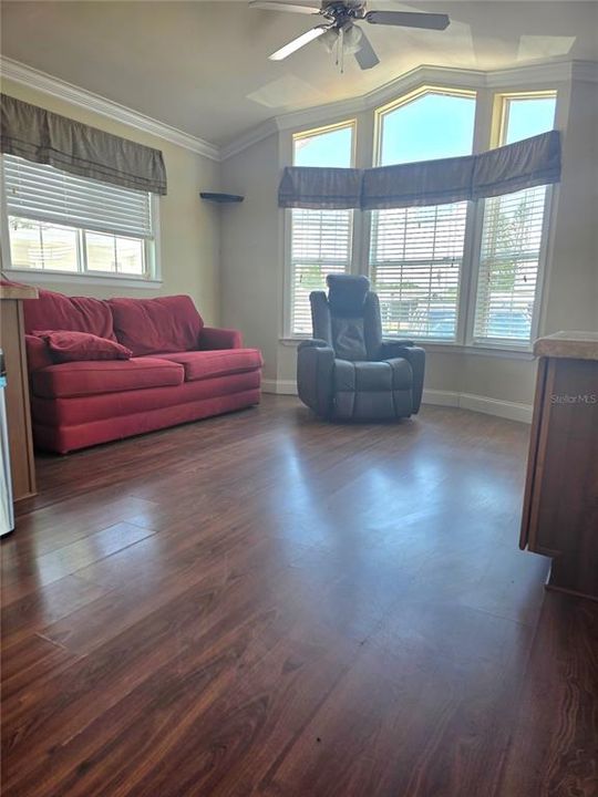 For Sale: $149,999 (1 beds, 1 baths, 489 Square Feet)