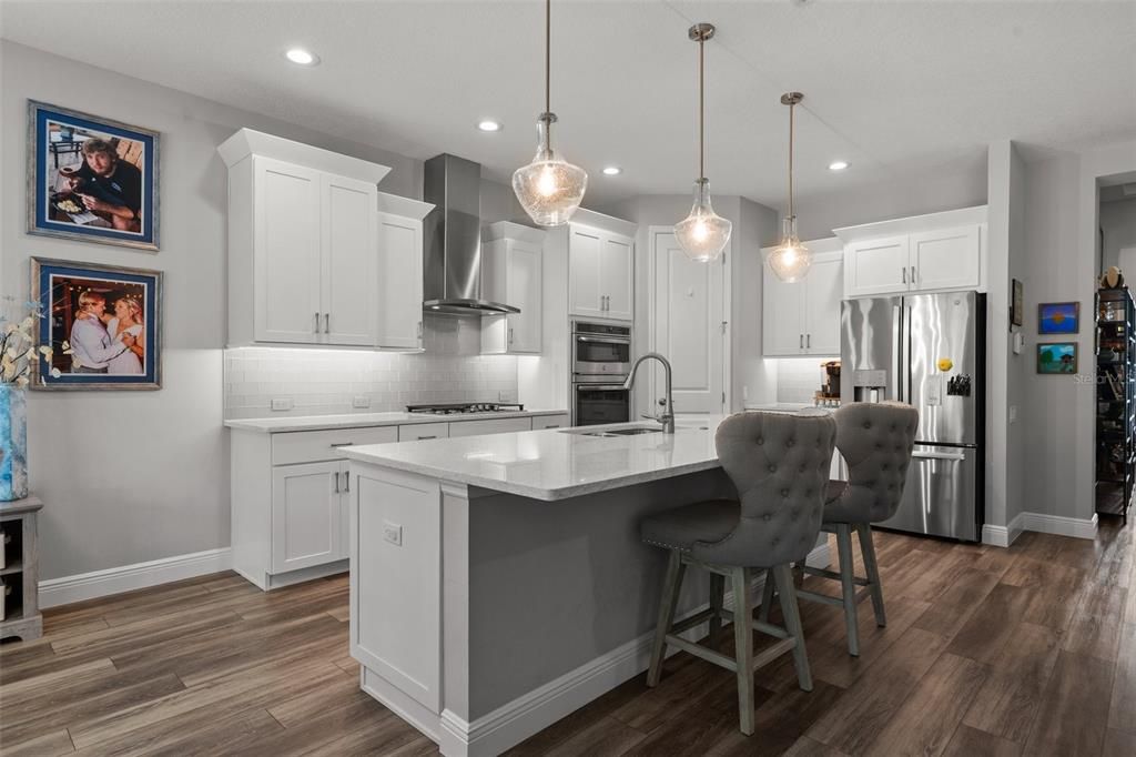 Под контрактом: $774,990 (3 спален, 2 ванн, 2268 Квадратных фут)