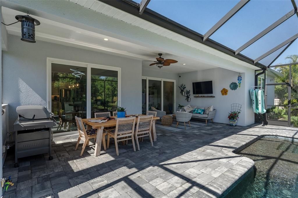 Под контрактом: $774,990 (3 спален, 2 ванн, 2268 Квадратных фут)