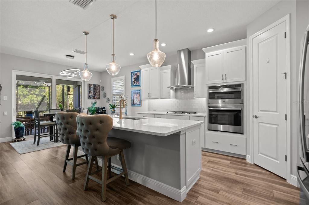 Под контрактом: $774,990 (3 спален, 2 ванн, 2268 Квадратных фут)