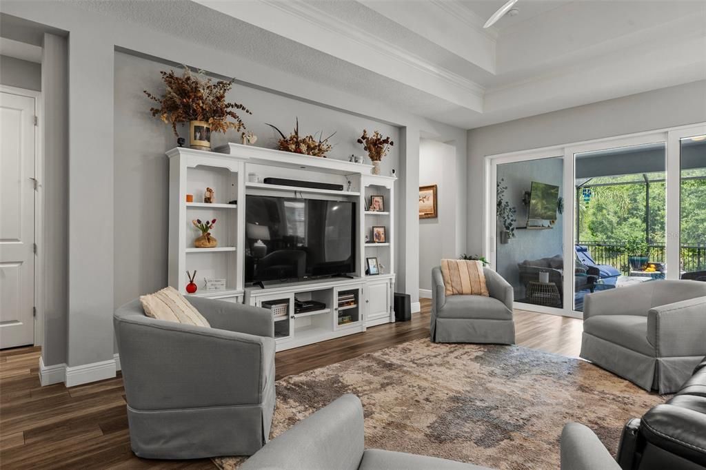 Под контрактом: $774,990 (3 спален, 2 ванн, 2268 Квадратных фут)