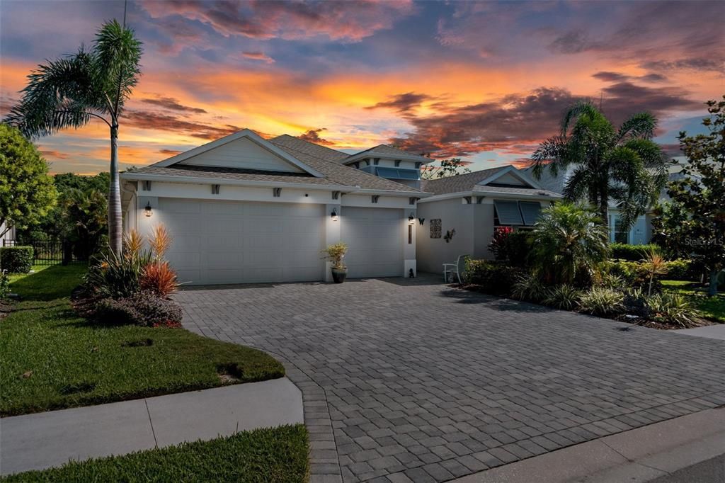 Под контрактом: $774,990 (3 спален, 2 ванн, 2268 Квадратных фут)