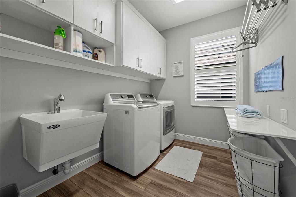 Под контрактом: $774,990 (3 спален, 2 ванн, 2268 Квадратных фут)