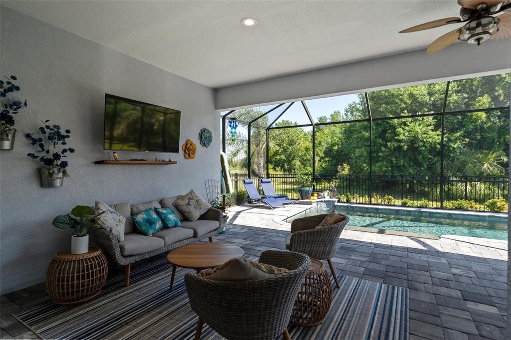 Под контрактом: $774,990 (3 спален, 2 ванн, 2268 Квадратных фут)