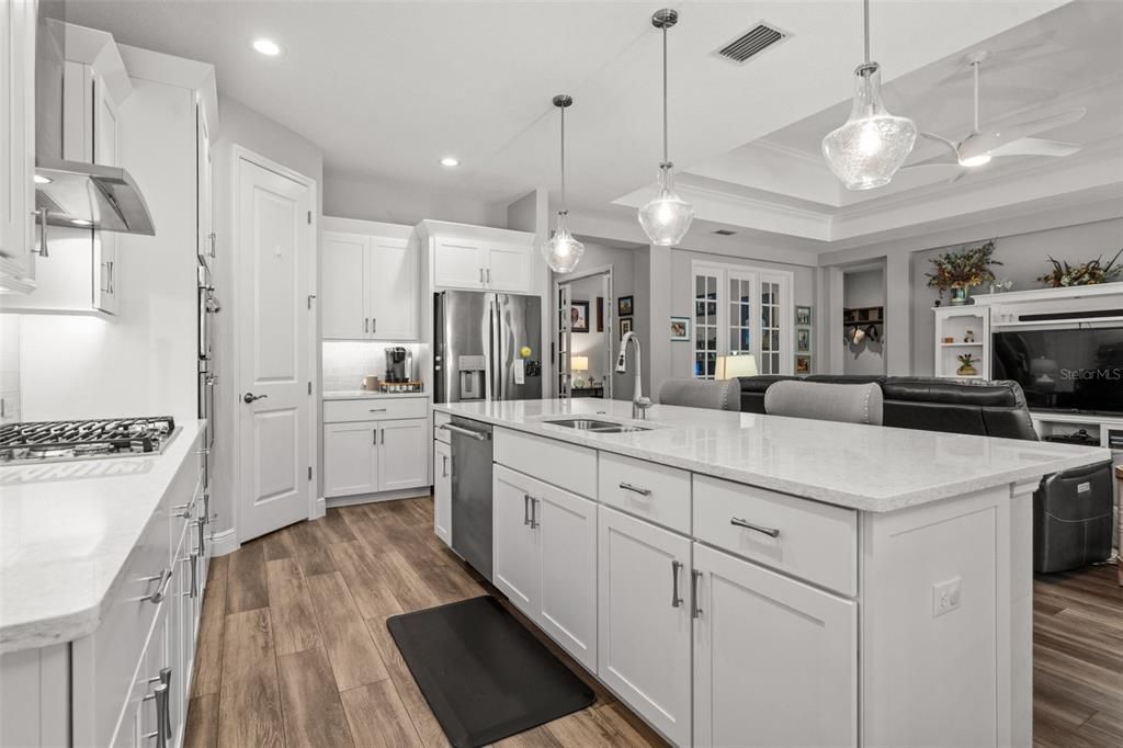 Под контрактом: $774,990 (3 спален, 2 ванн, 2268 Квадратных фут)