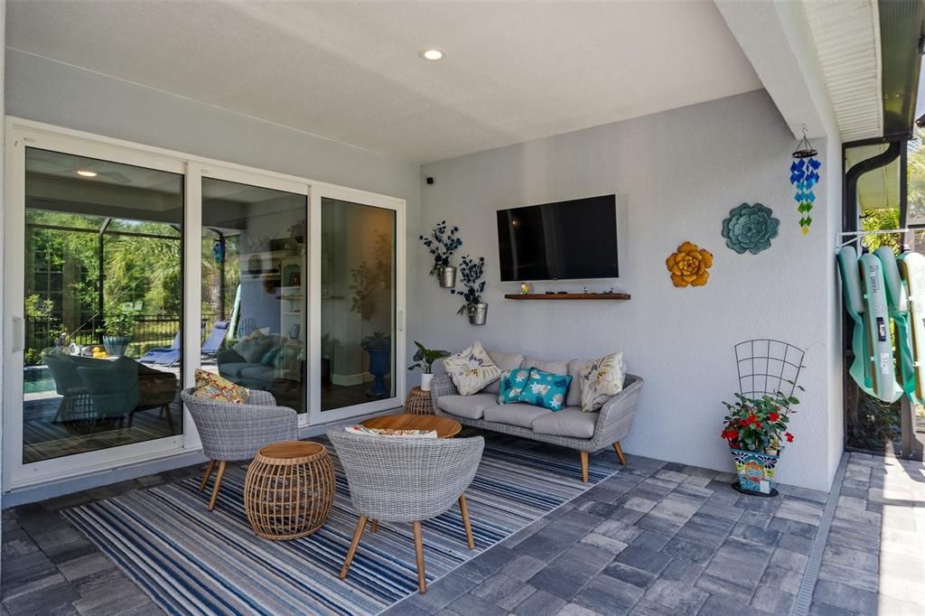 Под контрактом: $774,990 (3 спален, 2 ванн, 2268 Квадратных фут)