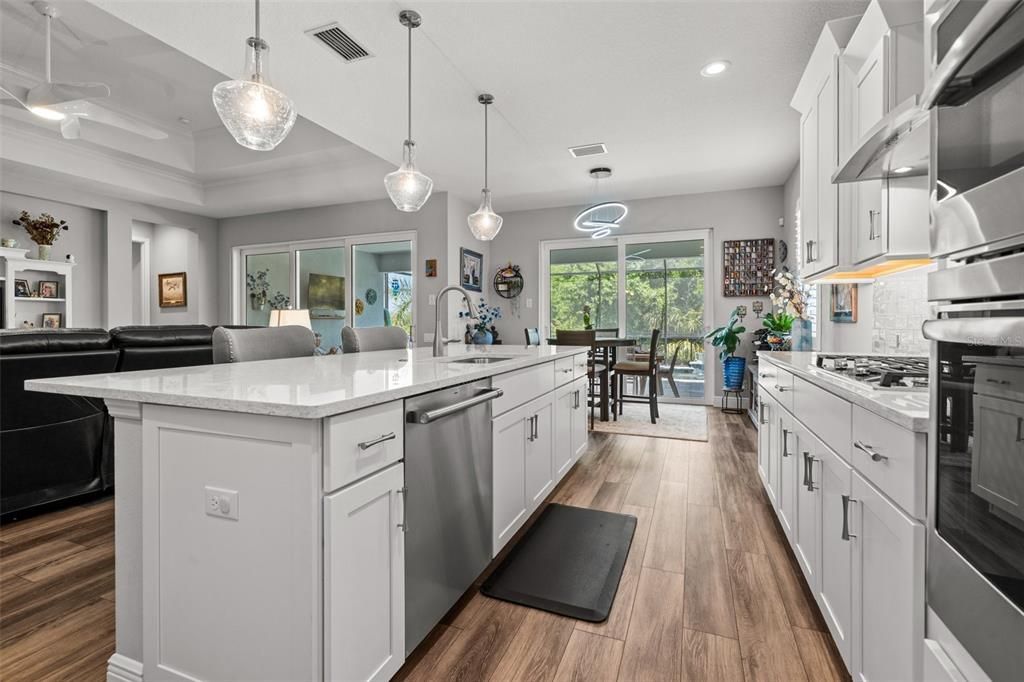 Под контрактом: $774,990 (3 спален, 2 ванн, 2268 Квадратных фут)