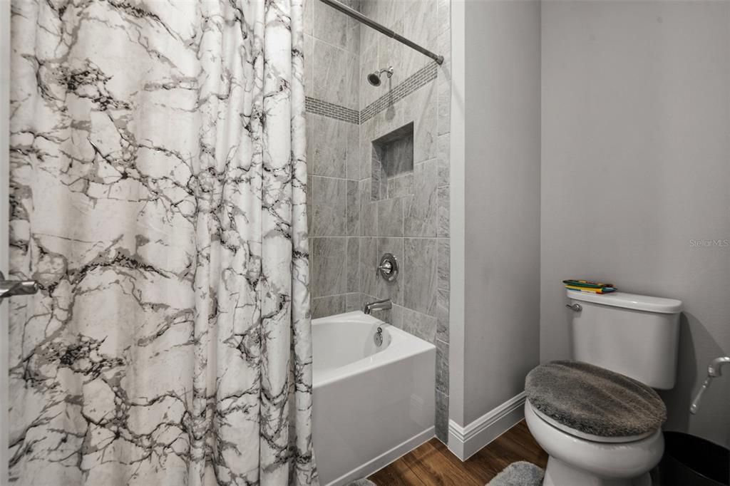 Под контрактом: $774,990 (3 спален, 2 ванн, 2268 Квадратных фут)