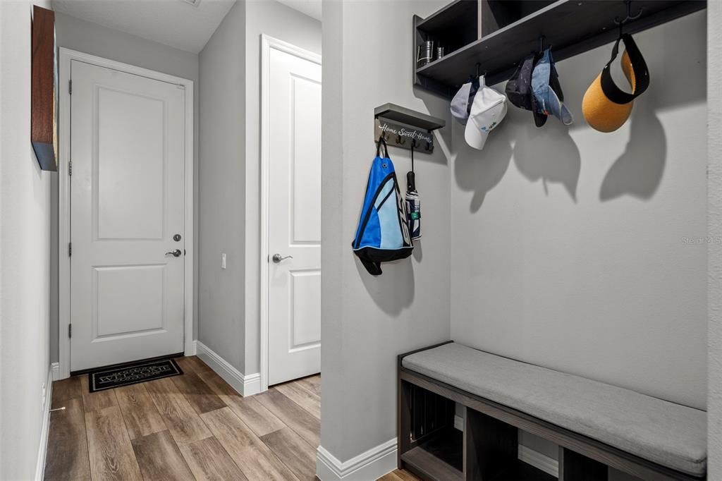 Под контрактом: $774,990 (3 спален, 2 ванн, 2268 Квадратных фут)