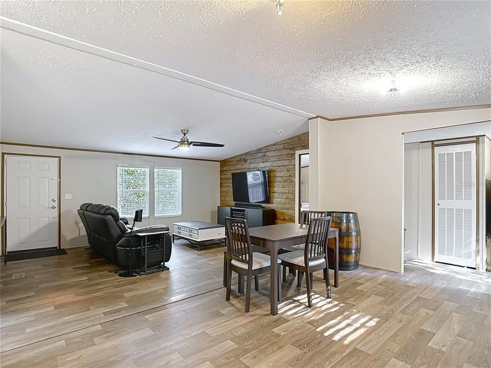 Active With Contract: $275,000 (3 beds, 2 baths, 1188 Square Feet)