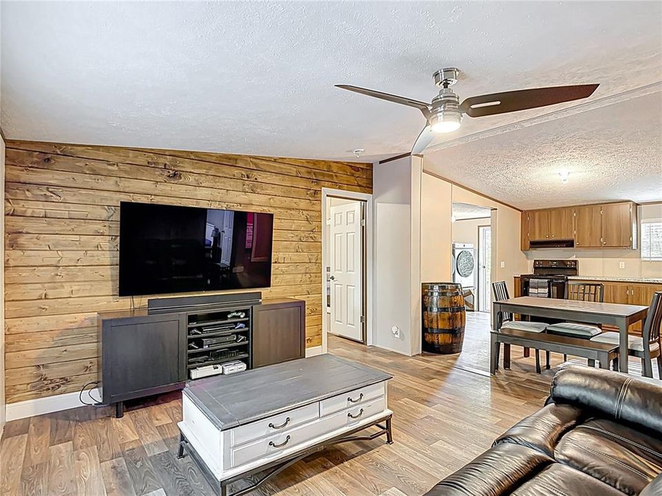 Active With Contract: $275,000 (3 beds, 2 baths, 1188 Square Feet)