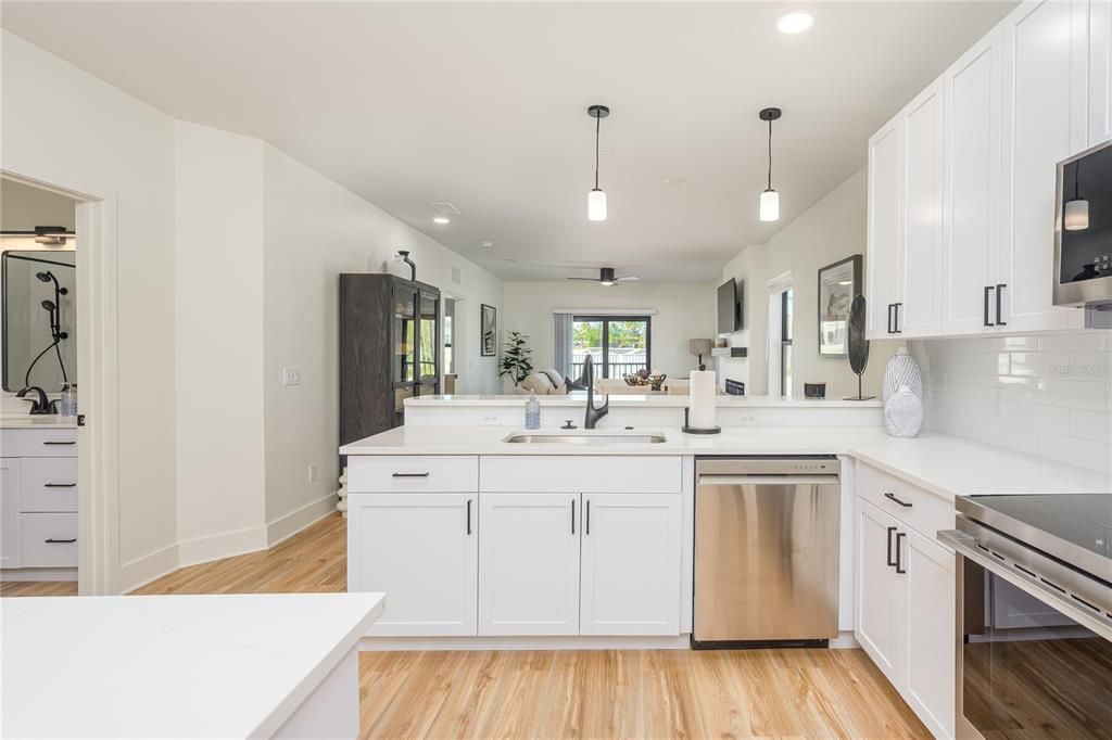 For Sale: $449,000 (2 beds, 2 baths, 1202 Square Feet)